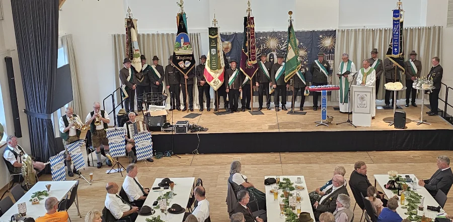 Gäste und Fahnenabordnungen auf der Bühne