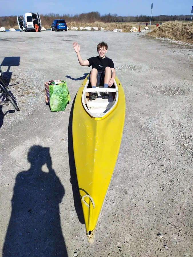Leopold im sitzt im gefundenen Kanu