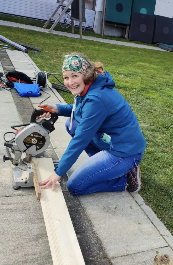 Mitglieder beim Sägen