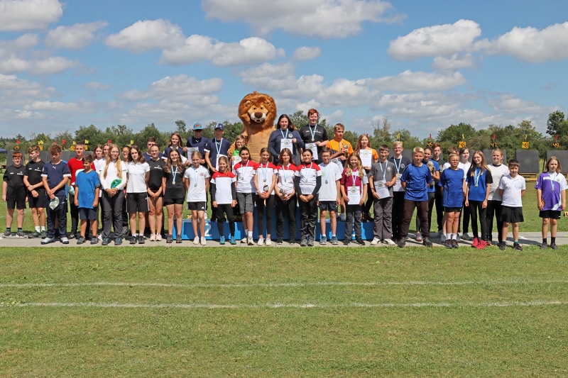 Alle Jugendstarter am Sonntag mit "Guschu", dem Maskottchen der Bayerischen Sportschützenjugend