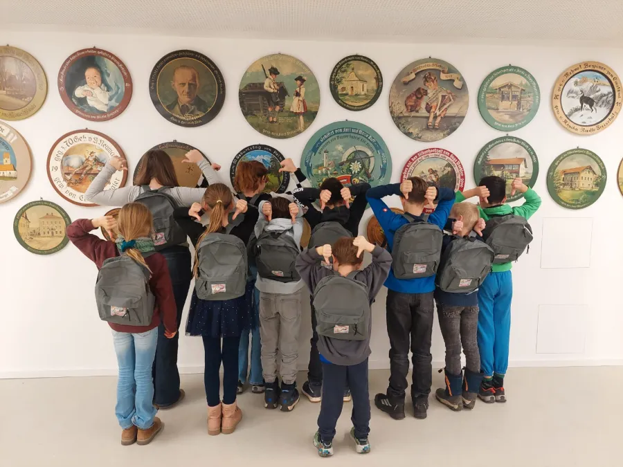 Jungschützen mit Rucksack